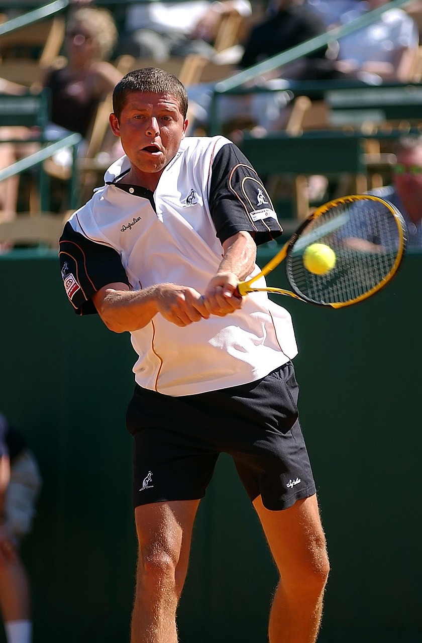 Paddle tennis players and court