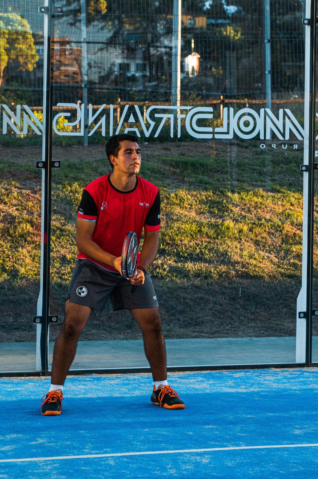 Paddle tennis players and court