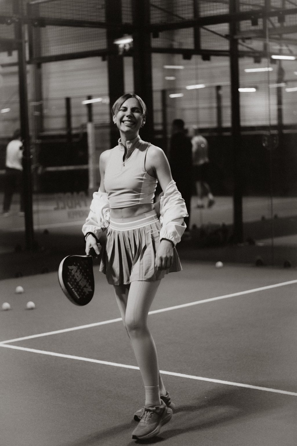 Paddle tennis players and court