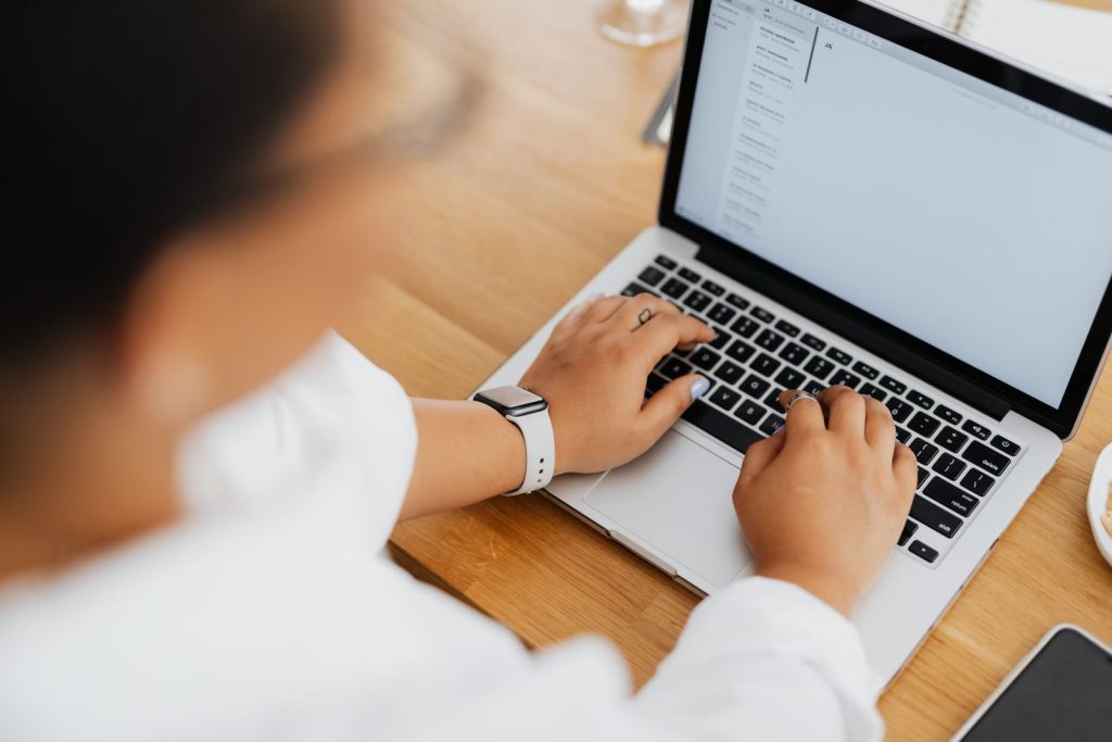Dietitian responding to a client online