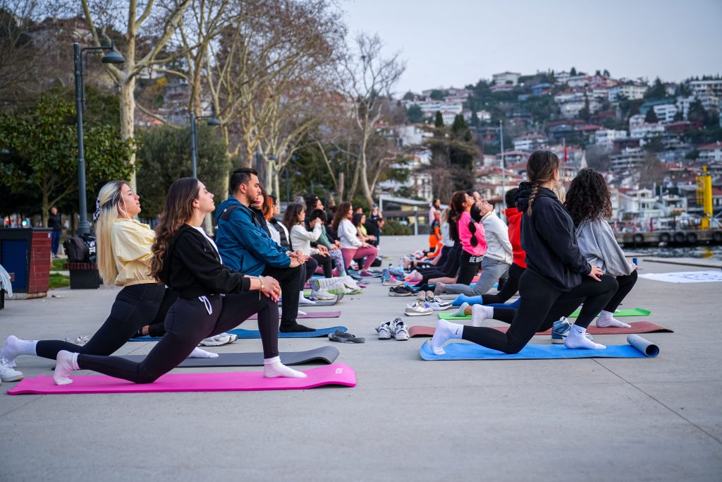Outdoor bootcamp group fitness training 7