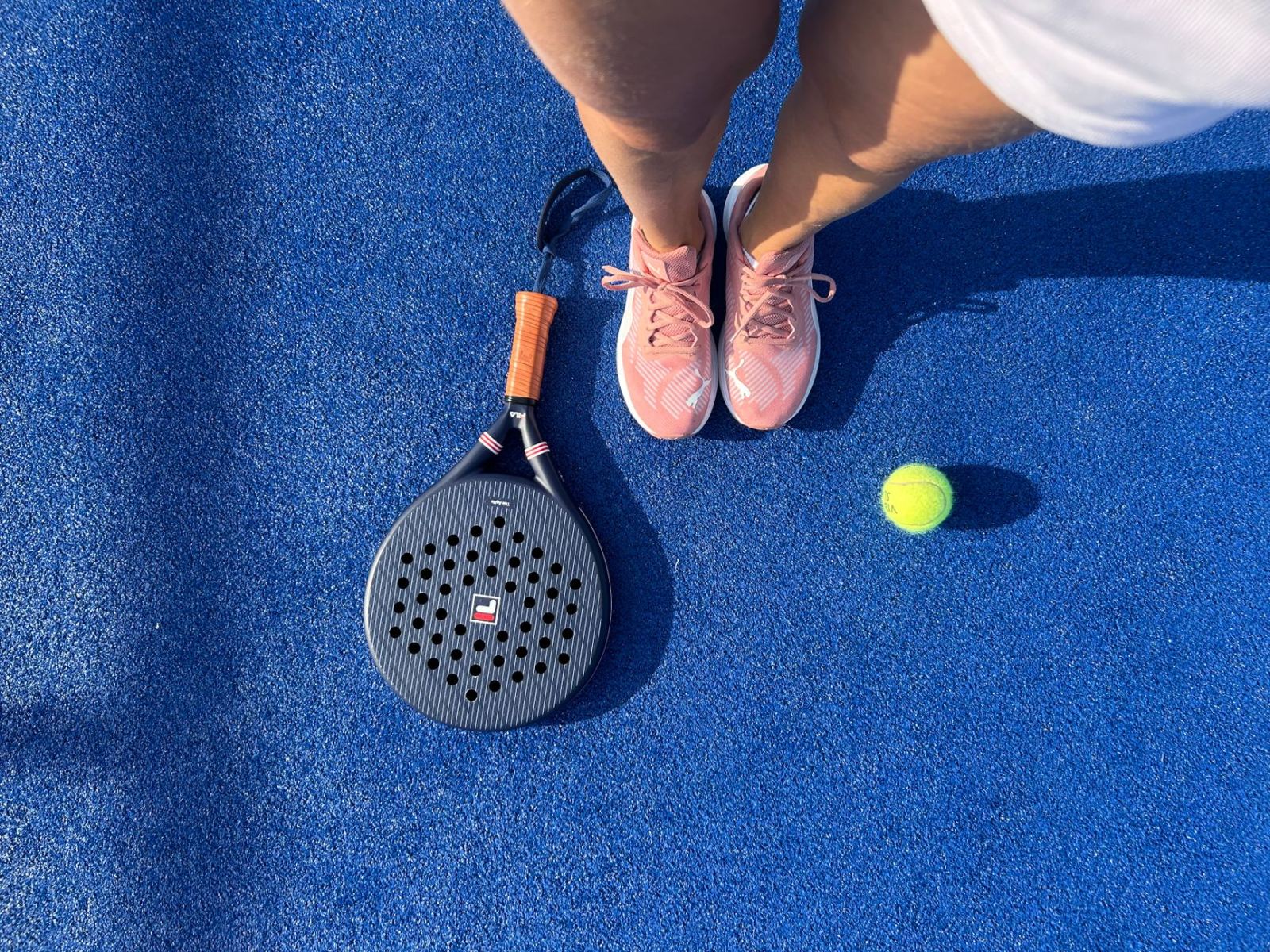 Paddle tennis players and court