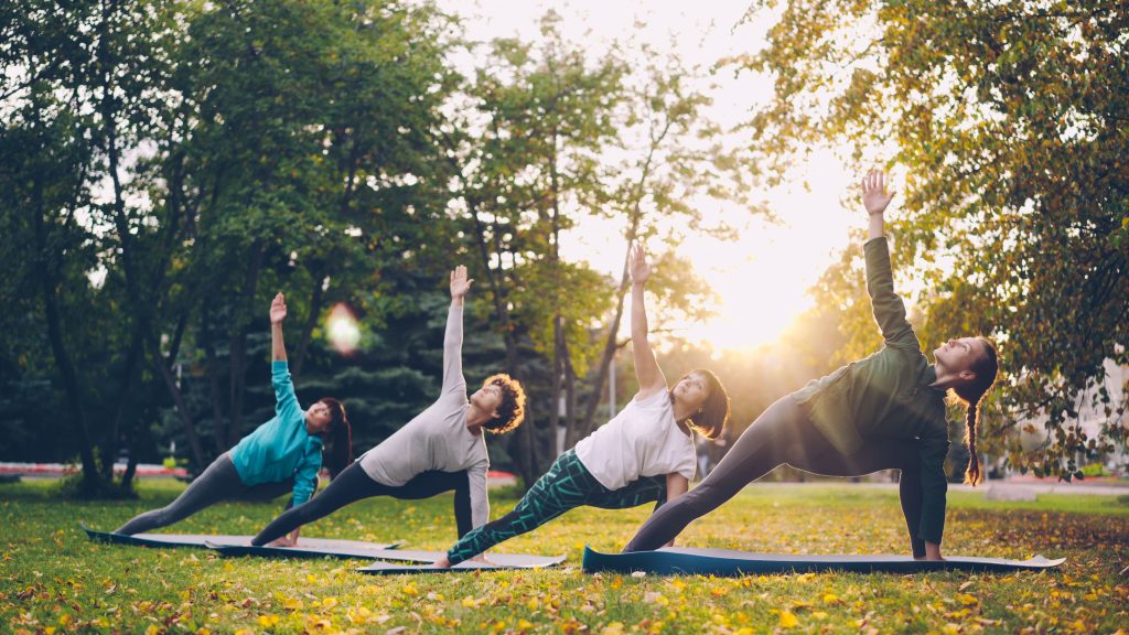 Outdoor bootcamp group fitness training 9