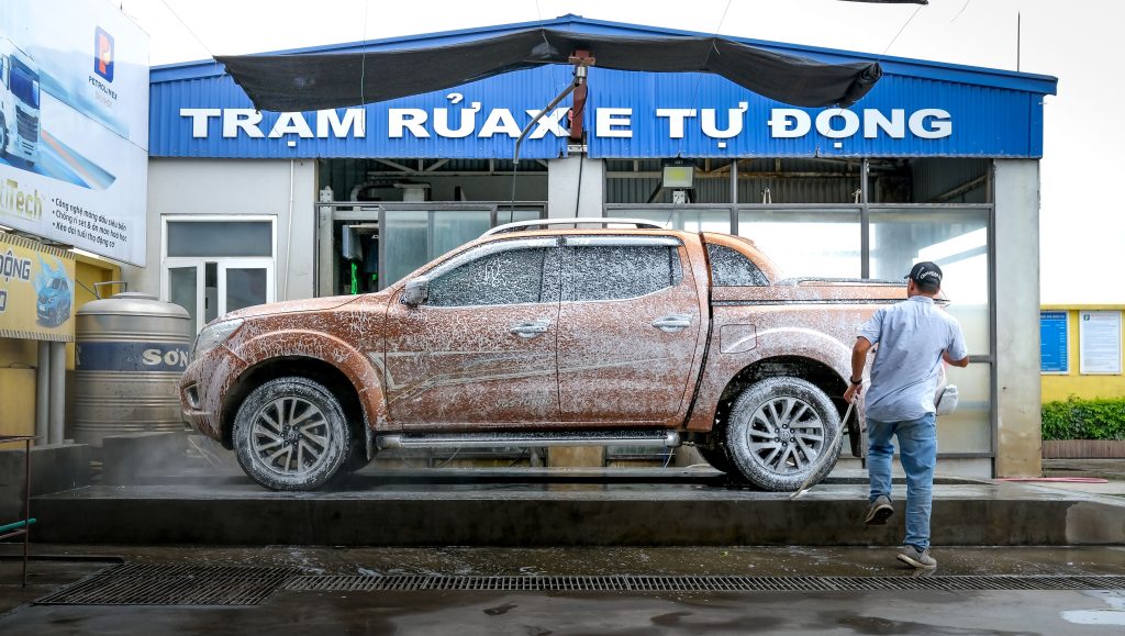 Pressure washing vehicle