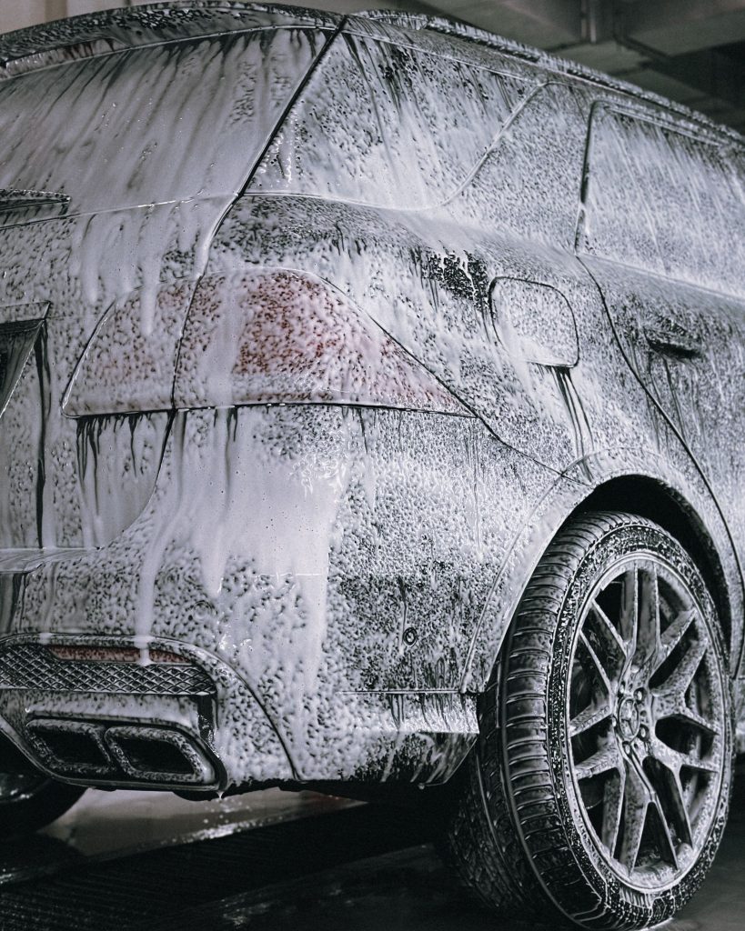 Pressure washing vehicle
