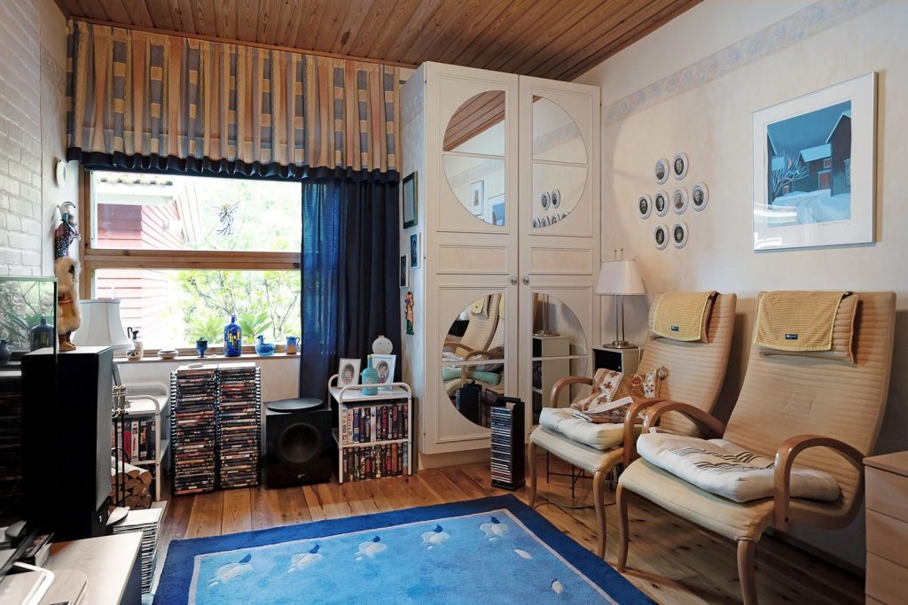 Warm and inviting vintage living room, perfect for relaxation and leisure.