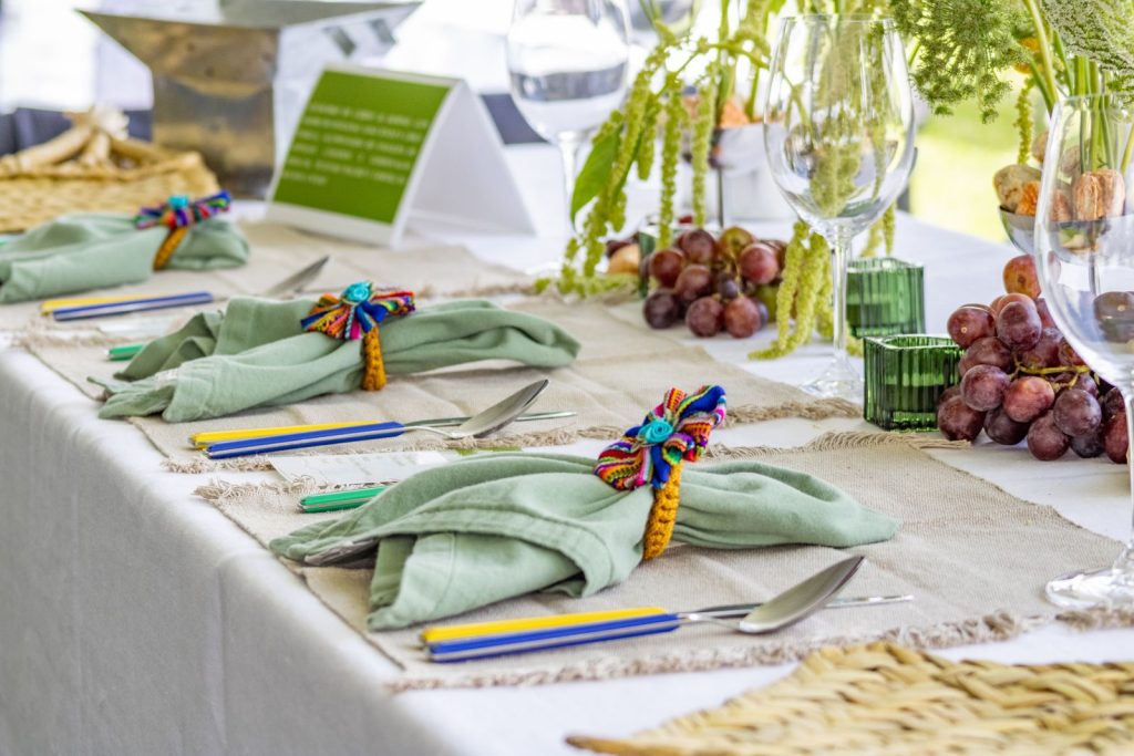 Beautiful table arrangement with napkins, grapes, and greenery in Aguascalientes, Mexico.